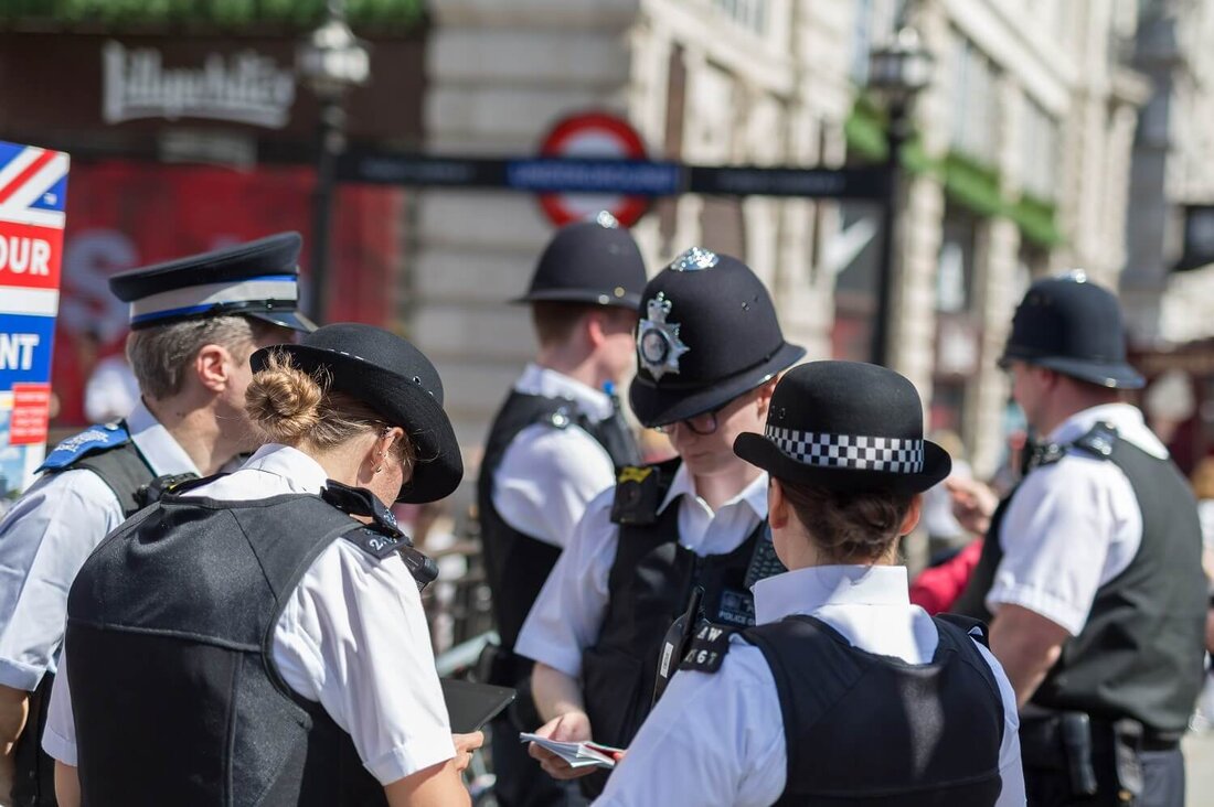 Die britische Polizei ist nun befugt, kriminelle Kryptobestände zu beschlagnahmen, einzufrieren oder zu vernichten. Es folgt einer neuen Gesetzgebung, die heute, am 26. April 2024, in Kraft tritt. Reformen zur Verbesserung der nationalen Sicherheit Großbritanniens, sagte Innenminister James Cleverly. Strafverfolgungsbehörden im Vereinigten Königreich können nun als illegal geltende Krypto-Vermögenswerte beschlagnahmen, einfrieren oder vernichten, ohne zuvor eine Festnahme vornehmen zu müssen. Dies geschah, nachdem die britische Regierung die Gesetzgebung zu Erträgen aus Straftaten und Terrorismus aktualisiert hatte, um der Polizei und der National Crime Agency (NCA) die Befugnis zu erteilen, alle mit kriminellen Aktivitäten verbundenen Kryptowährungen zu untersuchen und zu beschlagnahmen. …