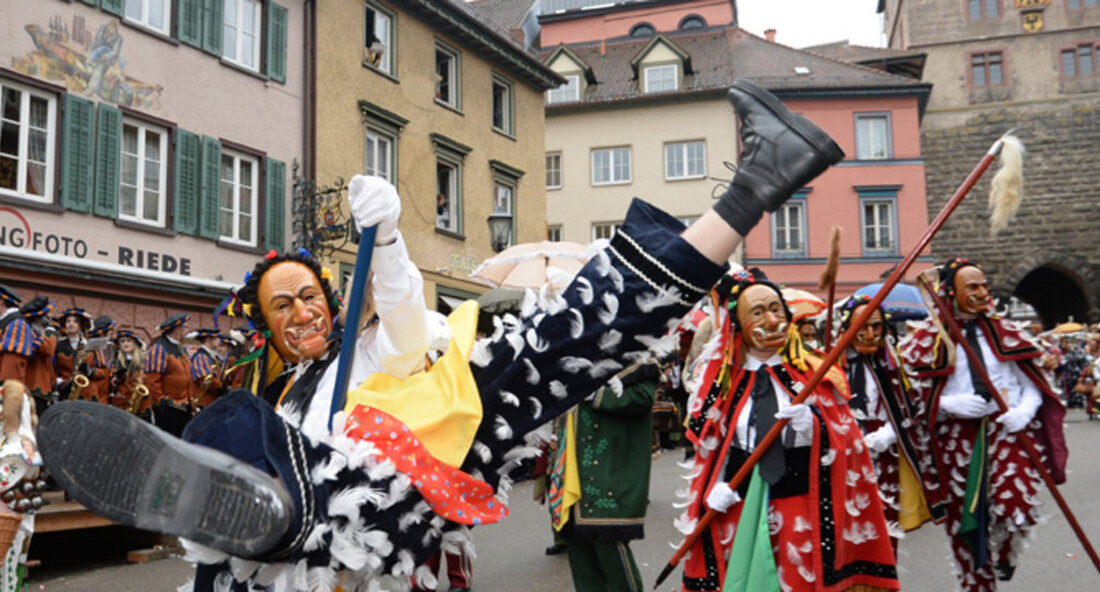 Mit dem Landespreis für Heimatforschung zeichnet die Landesregierung auch 2023 wieder besondere Leistungen in der Erforschung der lokalen Geschichte und der Traditionen in Baden-Württemberg aus. Bewerbungsschluss ist der 30. April 2023, für den Schülerpreis der 31. Mai 2023. Ob der klassische Buchband zur Ortgeschichte oder ein digitales Social Media-Projekt über lokale Traditionen: Herausragende Leistungen bei der Aufarbeitung der baden-württembergischen Geschichte und der vielfältigen Traditionen im Land werden auch 2023 mit dem Landespreis für Heimatforschung geehrt. Bewerbungsschluss ist der 30. April 2023 und für den Schülerpreis der 31. Mai 2023. „Die Historie Baden-Württembergs zu erforschen, macht den Begriff Heimat konkret und …