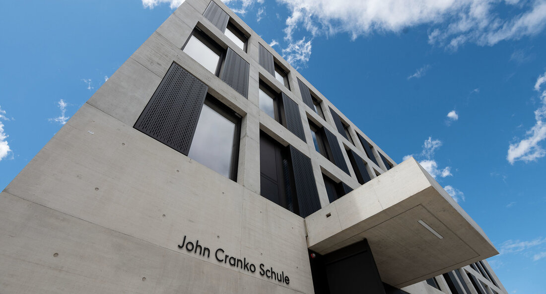 Die feierliche Übergabe der neuen John Cranko Schule in Stuttgart findet am 28. September statt Live-Stream übertragen. Das Gebäude wurde im Juni nach rund fünfjähriger Bauzeit fertiggestellt und die Ballettschule ist nun eingezogen. Das neue Gebäude ist fertig, das John Cranko Schule ist eingezogen. Jetzt wird das neue Zuhause des Stuttgarter Balletts vorgestellt und feierlich übergeben. In Eins Liveübertragung Am Montag, den 28. September 2020, ab 19 Uhr, haben alle Interessierten die Möglichkeit, die Feier zu erleben. Dadurch wird Premierminister Winfried Kretschmann und Stuttgarter Oberbürgermeister Fritz Kuhn sprechen. Finanzminister Edith Sitzmann, Minister für Kunst und Wissenschaft Theresia Bauer, Marc-Oliver Hendriks, …