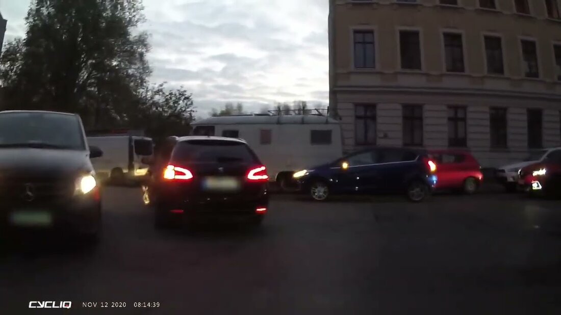 — Was kannst du auf meinem Kanal sehen? — Ich zeige dir den Stadtverkehr in Leipzig aus der Sicht eines Radfahrers und gebe meinen unqualifizierten Senf 🙂 Derzeit ist geplant, nur alle 2 Wochen ein 5-minütiges Video zu zeigen, da ich das nicht habe Zeit zum Pixelieren. — Videospenden — Einreichungspause! — Hier gibt es noch mehr: — ~ Social Media des Fahrrad-Dashcamers ~ Twitter: https://mobile.twitter.com/Fahrradalltag1 Facebook: https://www.facebook.com/Fahrradalltag/ ~ Liste der Dashcam Kanäle aus Deutschland ~ https://docs.google.com/spreadsheets/d/1xdz0pwwJGEy4au4TMTHjtBYBI1fVJx0IP3Zos82eb-s/edit#gid=1832659890 — Andere — Achten Sie auf Ihren Ton im Kommentarbereich: 3 Ich nicht dies professionell und kein Geld damit verdienen. Youtube-Link