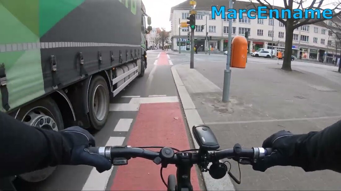 — Was kann ich auf meinem Kanal sehen? — Ich zeige Ihnen den Stadtverkehr in Leipzig aus meiner Sicht als Radfahrer und gebe meinen unqualifizierten Senf 🙂 Die Clips stammen von meinem Weg zur Arbeit oder anderen notwendigen Routen (Einkaufen, …). — Videospenden — Ja, es ist möglich, mir Videospenden von Ihnen zu senden. Wichtig: Es sollte … – exklusives Material sein – Radfahren So funktioniert es: Bitte benutzen Sie die Seite https://wetransfer.com/. Sie können mir eine Datei darüber an WIRESELABOURIER@yahoo.com senden. Bitte schreiben Sie Ihren Namen in den Dateinamen, mit dem Sie hier erwähnt werden möchten. Sie können auch …