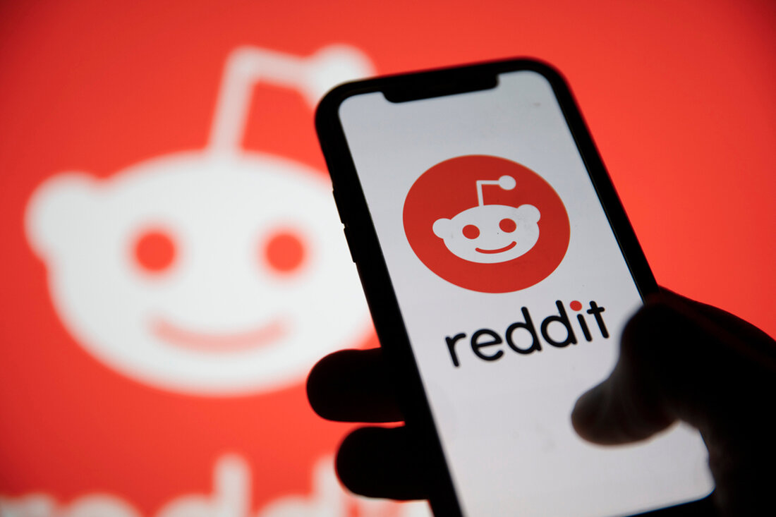 Die zentralen Thesen Die Reddit-Aktie beendet den Handel bei 50,44 US-Dollar pro Aktie, was einem Anstieg von 48 % gegenüber ihrem Marktdebüt entspricht. Die Sub-Reddit-Memecoins MOON und BRICK könnten nach dem erfolgreichen Börsengang von Reddit weiter steigen. Reddit-Aktien stiegen beim Marktdebüt um 48 % Die Social-Media-Plattform Reddit debütierte endlich an der New York Stock Exchange (NYSE). Die Aktien des Unternehmens mit dem Tickersymbol RDDT wurden am Donnerstag, dem 21. März, an der NYSE gehandelt. Am Ende des Handelstages RDDT stieg um 48 % als Investoren die Gelegenheit nutzten, Aktien des Unternehmens zu kaufen. Reddit zog Investoren an, obwohl das Unternehmen …