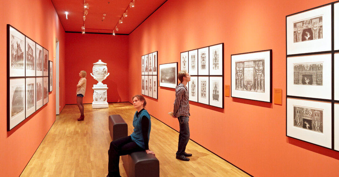 Städtische Museen: Ergebnisse Besucherbefragung Die Besucherinnen und Besucher der vier städtischen Museen in Leipzig kommen vor allem wegen des Museumserlebnisses und um ihr Wissen zu vertiefen. Dies ergab eine Befragung im 4. Quartal 2023 unter 1.400 Gästen im Stadtgeschichtlichen Museum, Museum der bildenden Künste, Grassimuseum für Angewandte Kunst und Naturkundemuseum. Ergebnisse Besucherbefragung Kulturbürgermeisterin Dr. Skadi Jennicke betont die aktive Rolle der Museen im sozialen Bereich, besonders in Zeiten von Veränderungen und Unsicherheit. Die Museen sind nicht nur Orte des Wissenserwerbs, sondern auch des Wohlfühlens und der Begegnung. Die Befragung, die im Institut IM Field GmbH durchgeführt wurde, konzentrierte sich darauf, …