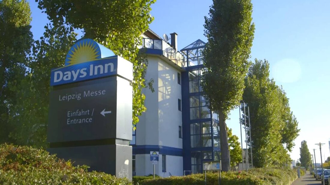 Das Drei-Sterne-Days Inn by Wyndham Leipzig Messe liegt im Norden der Stadt Leipzig, nur wenige Minuten vom Messegelände entfernt. Ob auf Geschäfts- oder Urlaubsreise, das Angebot des Hotels lässt keine Wünsche offen: Zur Ausstattung gehören 54 Zimmer, ein Frühstücksrestaurant, eine Hotelbar und eine Sauna. Für Konferenzen, Präsentationen oder Meetings steht zudem ein Konferenzraum mit Platz für bis zu 50 Personen zur Verfügung. Parkplätze auf dem Hotelgelände runden das Angebot ab. https://www.daysinnleipzigmesse.com/de Im Norden der Stadt Leipzig gelegen, nur wenige Minuten vom Messegelände entfernt, bietet das Drei-Sterne-Hotel Days Inn by Wyndham Leipzig Messe alles, was das Geschäftsreisende oder Urlauberherz begehrt Pro. …
