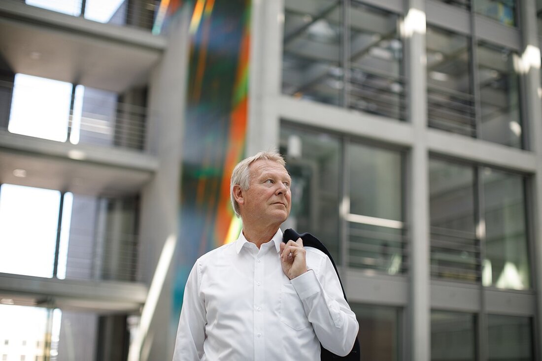 Artikelinhalt: Titel: Berliner Freibäder ziehen gemischte Bilanz der Sommersaison Die Sommersaison in den Berliner Freibädern ist bisher durchwachsen verlaufen, wie der Sprecher der Berliner Bäder-Betriebe, Matthias Oloew, mitteilte. Besonders in den Fokus gerieten die Bäder aufgrund von eskalierenden Situationen und den daraus resultierenden verschärften Sicherheitsmaßnahmen. Die Debatten und die wechselhafte Witterungslage haben zu weniger Besuchern geführt. Aktuell nutzen vor allem Freibad-Fans und Stammgäste die Schwimmbäder bei jeder Wetterlage. Genaue Angaben zur Besucherzahl wurden noch nicht gemacht, da es eine Bilanz zum Saisonende geben wird. Im Vergleich zum Vorjahr, als aufgrund der Corona-Pandemie weniger Besucher erlaubt waren, gab es jedoch deutlich …