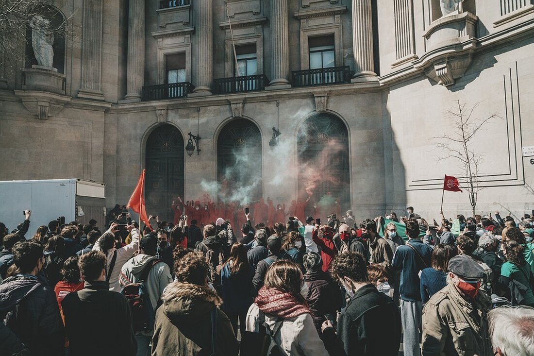 Demokratie-Radar – Ein neuer Newsletter zur Stärkung der Demokratie Leipzig. Schadet die „Letzte Generation“ dem Kampf gegen die Klimakrise? Was bedeuten die hohen Zustimmungswerte für die AfD, besonders im Osten Deutschlands? Und was braucht eine starke Zivilgesellschaft? Mit diesen Fragen beschäftigt sich künftig ein Team von fünf Autorinnen und Autoren im neuen RND-Newsletter „Demokratie-Radar“. Dafür recherchieren die Journalistinnen und Journalisten Entwicklungen, die das Potenzial haben, unsere Demokratie zu gefährden – und stellen andererseits Menschen vor, die sich für die Gesellschaft einsetzen. Das „Demokratie-Radar“ erscheint fortan jeden Dienstag um 14 Uhr und erstmals am 3. Oktober. Auf unserer Webseite unter LVZ.de …