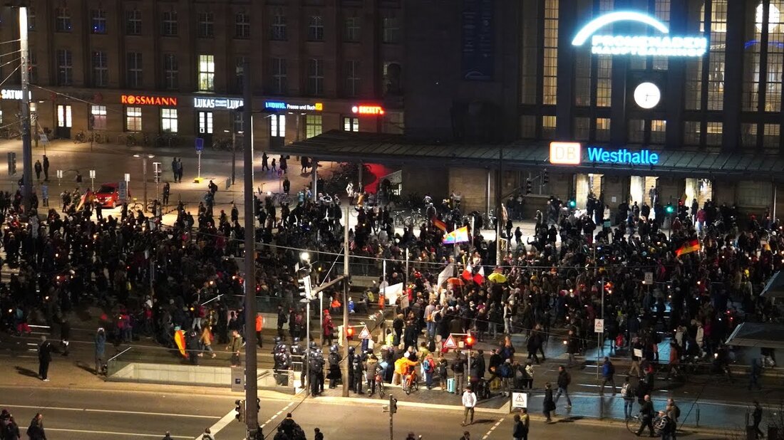 http://CoronaBrowser.com dokumentiert die Zeitgeschichte mit über 5000 Fotos und gehört keiner Gruppe an. Diese Demonstration mit dem Titel „Gemeinsam Geschichte wiederholen – friedliche Entwicklung“ fand am 7. November 2020 in Leipzig statt. In diesem Auszug sehen Sie den Hauptbahnhof gegen 18.17 Uhr. Die Demo startete ursprünglich am Augustusplatz. Dort wurde es nach einer Weile von der Polizei aufgelöst. Als die Demonstranten zum Hauptbahnhof kamen, wollte die Polizei sie nach rechts führen, musste dann aber der Menge Platz machen, die jetzt am Bahnhof vorbeikam. Alle Fotos der Demo: http://coronabrowser.com/758 Corona Browser möchte neutral dokumentieren, nicht kommentieren. Jeder kann dieses Video mit …