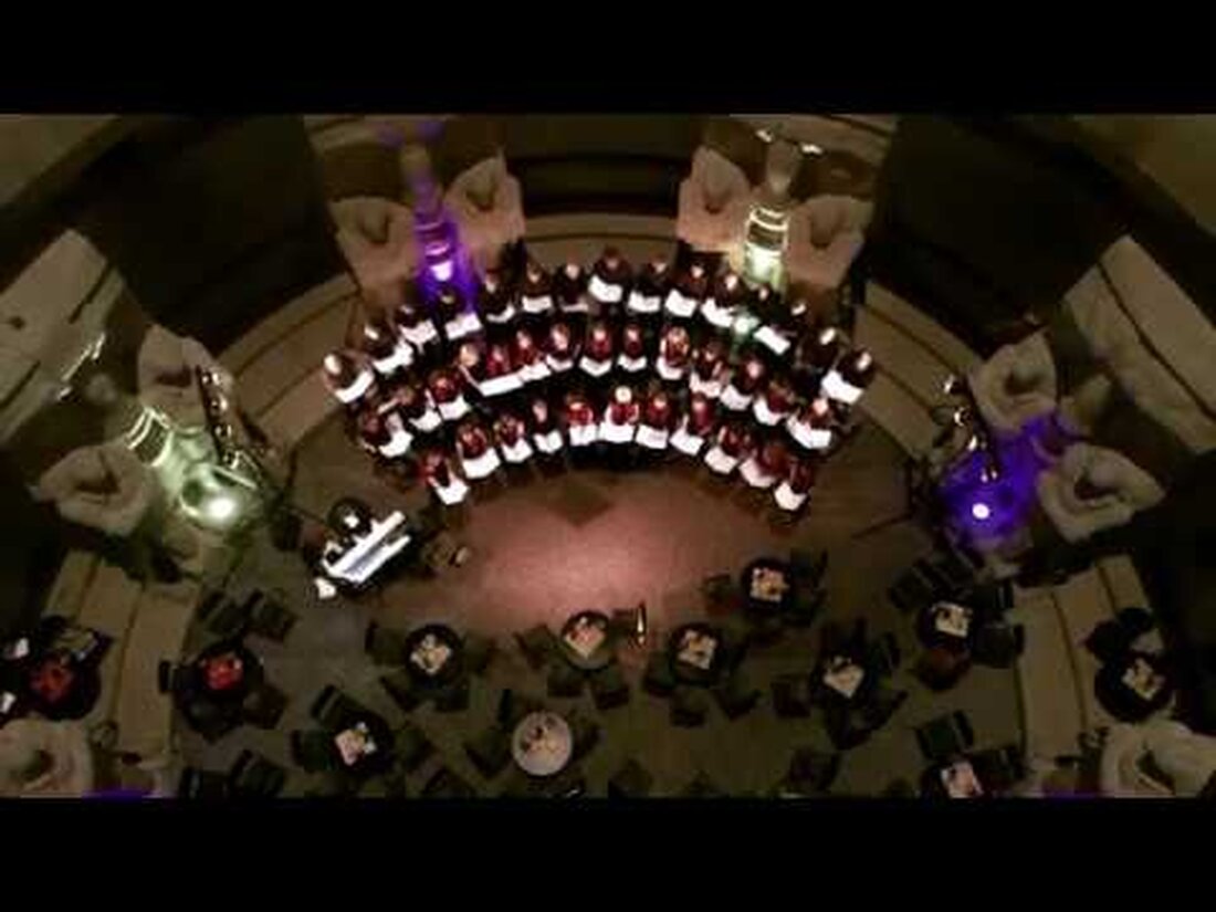 Adeles „Skyfall“, für Chor arr. von Paul Langford, mit dem Denkmalchor Leipzig unter der Leitung von Philipp Goldmann; aufgenommen im Völkerschlachtdenkmal in Leipzig im September 2018. Youtube-Link