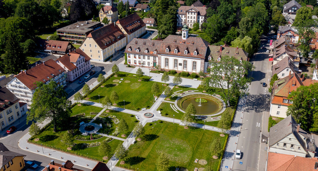 Mit rund 3,2 Millionen Euro Förderung wurde die denkmalgeschützte Innenstadt in Königsfeld erfolgreich saniert. Mit Hilfe der Städtebauförderung wurde in Königsfeld Wohnraum geschaffen und erhalten. Die Stadterneuerungsmaßnahme „Ortskern“ in Königsfeld im Schwarzwald im Schwarzwald-Baar-Kreis wurde erfolgreich abgeschlossen. Das Ministerium für Landesentwicklung und Wohnungsbau förderte die Sanierung mit insgesamt rund 3,2 Millionen Euro Fördergeldern – davon 1,8 Millionen Euro vom Bund. „In Königsfeld sieht man, wie es mit Hilfe der geht Stadtentwicklungsförderung kann es gelingen, eine denkmalgeschützte Innenstadt lebendig und zukunftsfähig zu machen und zusätzlichen Wohnraum zu schaffen“, erklärte die Ministerin Nicole Razavi zum Abschluss dieser Renovierung. „Unser Ziel, mit Hilfe …