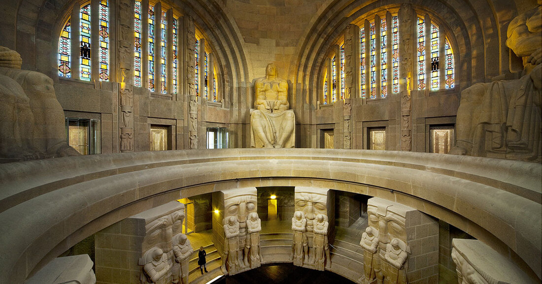 Denkmals-Gespräche: Neue Veranstaltungsreihe für Begegnungen im Völkerschlachtdenkmal Leipzig Das vielbesuchte Völkerschlachtdenkmal ist das Wahrzeichen der Stadt Leipzig. Es ist ein einzigartiges Zeugnis der Erinnerung an die napoleonische Herrschaft und die Schrecknisse des Krieges, trägt jedoch auch die Spuren seiner Indienstnahme als politisches und religiöses Symbol vom späten Kaiserreich bis in die jüngste Vergangenheit. © Helga Schulze Brinkop Mehr als ein Jahrhundert nach der Eröffnung 1913 und im Vorgriff auf die in wenigen Jahren abgeschlossene Sanierung des Denkmals ist es umso dringlicher, die Baukörper und Bildwelten dieses Monumentes nochmals ganz neu auf ihre Aussagekraft und Relevanz für heute zu befragen. Was &hellip;