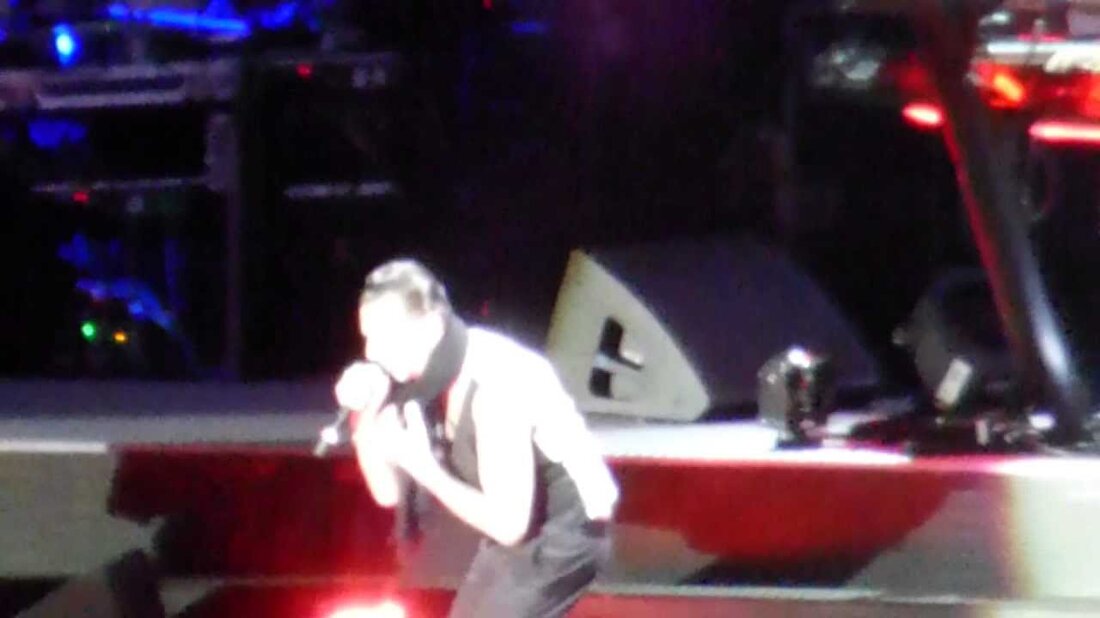 Depeche Mode im Rahmen ihrer Delta Machine Tour am 11. Juni 2013 in der Red Bull Arena in Leipzig. Eine meiner unvergesslichen Erfahrungen. Es ist nur eine Schande, dass auch hier (wie so oft bei anderen Konzerten) ein Scheinwerfer permanent auf das Gesicht scheint und somit Daves Gesichtszüge kaum erkennbar sind. Wenn ich meinen Camcorder, der definitiv besser ist, bei diesen Konzerten verwenden könnte, würde er sicherlich nicht so extrem rüberkommen … ;-). Youtube-Link