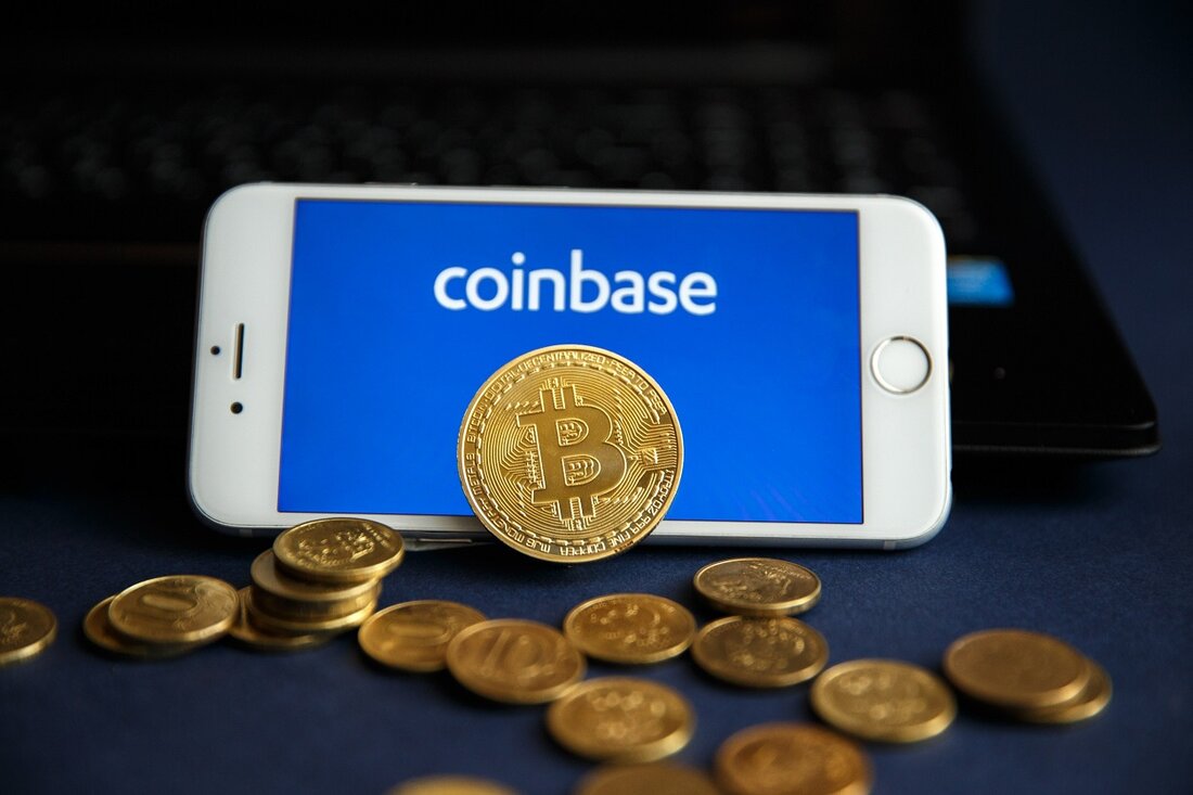 Die zentralen Thesen Die Coinbase-Aktie ist gegenüber dem IPO-Preis um 87 % gesunken, das Unternehmen ist jetzt 11 Milliarden US-Dollar wert Die Regulierungsbehörden greifen in der Branche in den USA ein und schaffen ein zunehmend feindseliges Umfeld Der Aktienkurs spiegelt diese Entwicklungen sowie das sinkende Volumen im Krypto-Bereich wider, schreibt unser Head of Research, Dan Ashmore Münzbasis ist im Krieg. Die Börse ist die einzige öffentlich gehandelte Kryptoplattform in den USA, ein Attribut, das zum Zeitpunkt ihres Börsengangs im April 2021 eine enorme Stärke zu sein schien. Dies war eine Zeit, als Bitcoin bei 63.500 $ gehandelt wurde, Tische mit …