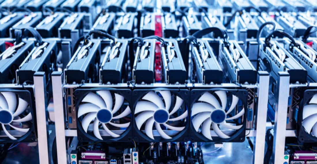 Der Aktienkurs von Riot Platform ist auf den höchsten Stand seit April 2022 gestiegen. Diese Rallye findet statt, während Bitcoin bei 30.000 $ bleibt. Der Aktienkurs von Riot Platforms hat bereits einen bullischen Ausbruch geschafft Bitcoin befindet sich weiterhin in einer tiefen Konsolidierungsphase. Die Aktie ist in den letzten drei Tagen in Folge gestiegen und notiert nun auf dem höchsten Stand seit April letzten Jahres. Insgesamt sind die Aktien gegenüber dem Tiefststand des letzten Jahres um mehr als 430 % gestiegen. Den Bergbauaktien geht es gut Riot Platforms, früher bekannt als Riot Blockchain, ist eines der größten Bitcoin-Mining-Unternehmen der Welt. …