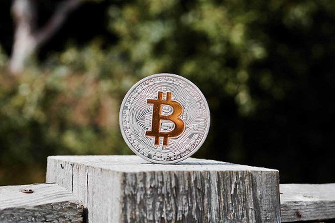 Bitcoin stieg am Donnerstag auf Höchststände über 26.800 US-Dollar, bevor es zu Gewinnmitnahmen kam, die zu einem Rückgang führten. Ein Analyst sagt, dass ein Preis unterhalb des 200-Wochen-MA eine Kaufgelegenheit darstellt. Unterdessen ist die Adressaktivität mit täglich gesendeten oder empfangenen 1,1 Millionen BTC weiterhin hoch. Bitcoin stieg am Donnerstag über Nacht auf über 26.800 US-Dollar, als sich die Bullen erholten und den höchsten Stand seit dem Rückgang auf unter 25.000 US-Dollar am Montag erreichten. Händler rechnen mit Gewinnen nach BTC-Erholung Da es am Freitag voraussichtlich zum vierten Mal in Folge eine grüne Kerze geben wird, verdeutlichte der Anstieg auf über …