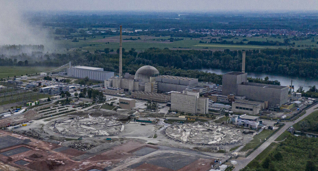 Die Weichen für das Ende der Kernenergieerzeugung in Baden-Württemberg wurden gestellt. Das letzte Kernkraftwerk des Landes wird 2022 stillgelegt. Gleichzeitig wurden erneuerbare Energien ausgebaut und die Energieeffizienz gesteigert. Zehn Jahre nach der Reaktorkatastrophe in Fukushima wurden in Baden-Württemberg die Weichen für das Ende der Kernenergieerzeugung gestellt. Im Jahr 2022 wird das letzte der einst fünf Kernkraftwerke des Landes endgültig stillgelegt. „Wir sind sehr entschlossen, die Anlagen in Baden-Württemberg seit 2011 stillzulegen und abzubauen“, sagte Umweltminister Franz Untersteller. „Für die Menschen im Land und darüber hinaus ist dies ein unschätzbarer Sicherheitsgewinn.“ Der Abbau an den Standorten hat begonnen In den Systemen …