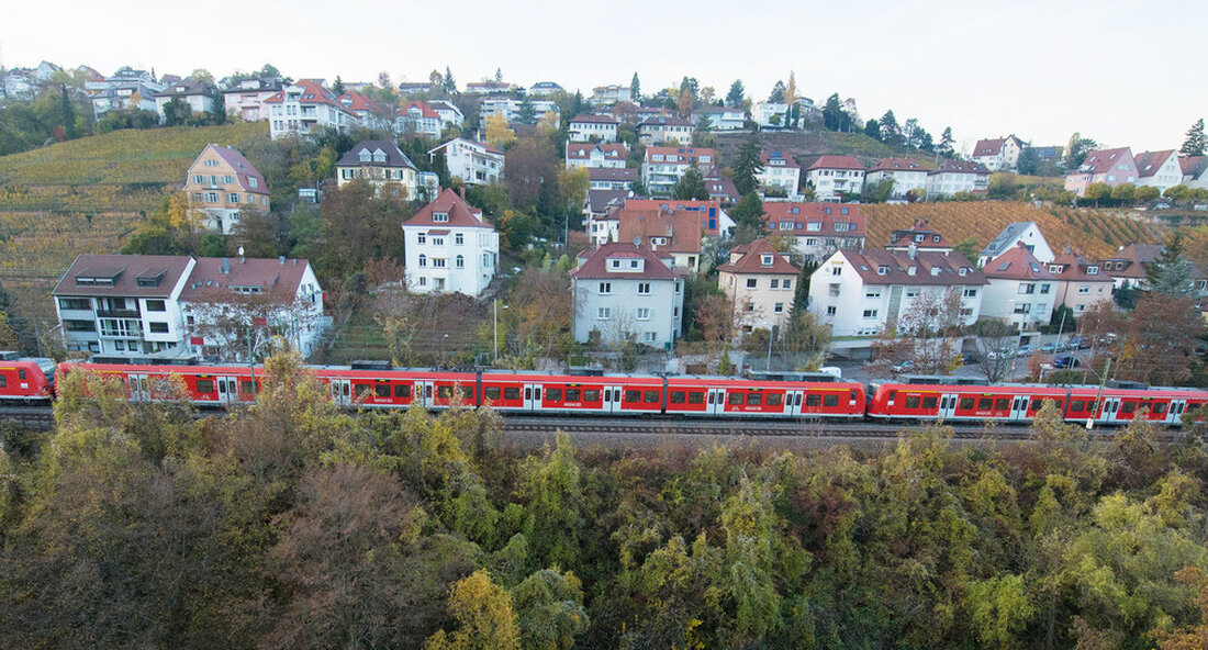 Das Verkehrsministerium befürwortet den raschen Ausbau der Gäubahn und sieht im Bundesverkehrsministerium die Verantwortung, Böblingen und Singen bei der Planung zu berücksichtigen. „Wir würden uns sehr freuen, wenn der Ausbau der Gäubahn endlich Fortschritte machen würde. Es darf keine Verzögerungen bei der Verbindung der Gäubahn mit dem Stuttgarter Knoten und mit dem geben Flughafen Kommen Sie. Nach dem neuen Vorschlag der Bundesministerium für Verkehr und digitale Infrastruktur Die Machbarkeit muss daher sehr schnell geklärt werden. Die Finanzierung muss von der Bundesregierung kommen „, sagte Verkehrsminister Winfried Hermann. „Wir erwarten, bald erläuternde Dokumente zu erhalten, damit wir das Projekt und seine …