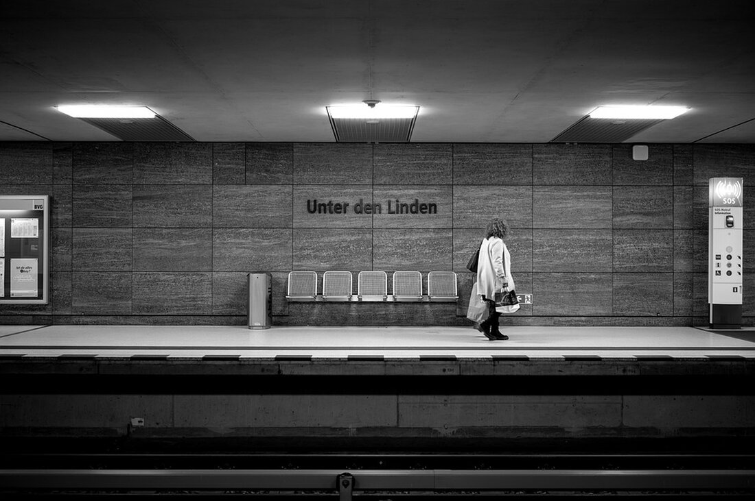 Der Senat in Berlin bemüht sich endlich um den Ausbau der U-Bahn, doch der Vorgang zieht sich viel zu langsam hin. Wenn wir die Verkehrswende wirklich vorantreiben wollen, müssen wir die schnellen Schienenwege ausbauen, so die Meinung von Gunnar Schupelius. Der CDU-SPD-Senat möchte sein Wahlversprechen einlösen und plant die Verlängerung der U-Bahnlinien. Besonders im Fokus steht die U7 von Rudow zum Flughafen BER. Allerdings hatte man gedacht, dass die Pläne auf den Tisch kommen und der Bau beginnen könne. Doch stattdessen wird nun erst einmal untersucht, ob diese Verlängerung überhaupt notwendig ist. Die Senatsverwaltung für Mobilität, Verkehr, Klimaschutz und Umwelt …