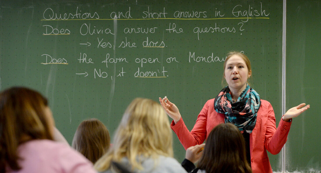 Im Rahmen des diesjährigen Weltlehrertags dankt Bildungsministerin Susanne Eisenmann allen rund 137.000 Lehrern in Baden-Württemberg für ihr außerordentliches Engagement, das sie täglich leisten. „Die Bedeutung des Lehrerberufs wurde vielen in der Gesellschaft nicht so eindrucksvoll gezeigt wie in diesem Jahr: Die Corona-Krise hat gezeigt, dass die Schüler ihren Lehrer brauchen – persönlich und direkt“, sagt Bildungsminister Dr. Susanne Eisenmann anlässlich des Internationalen Weltlehrertags am 5. Oktober. Sie bedankt sich bei allen 137.000 Lehrern in Baden-Württemberg für ihr außergewöhnliches Engagement, das sie jeden Tag leisten. „Die Pandemie fordert von unseren Schulverwaltern und Lehrern enorme Anstrengungen. Die Bewältigung dieser Herausforderungen ist nur …