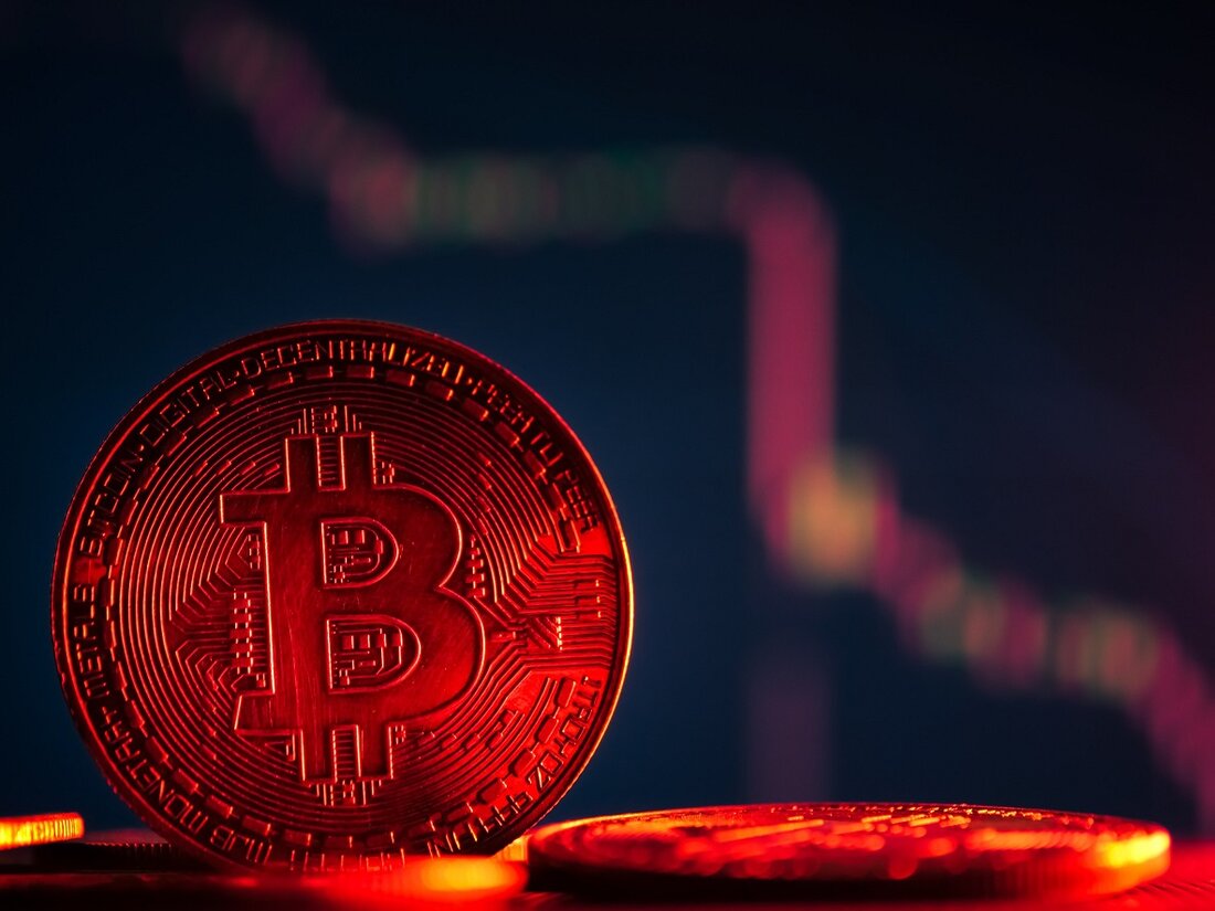Die zentralen Thesen Bitcoin ist von 30.000 $ auf fast 28.000 $ gefallen Unser Forschungsleiter untersucht die Daten und argumentiert, dass der Schritt keine Überraschung sein sollte Das feste Angebot von Bitcoin und das Fehlen von Dividenden oder Gewinnen bedeutet, dass der Preis vollständig nachfragegesteuert ist Die geringe Liquidität auf dem Bitcoin-Markt übertreibt jede Bewegung, da 45 % der Stablecoins in den letzten 4 Monaten die Börsen verlassen haben Die Korrelation mit Aktien bleibt hoch, wobei die hohe Inflation im Vereinigten Königreich Anlass zum Nachdenken gibt Der Markt hat sich auch gegenüber den Prognosen für Zinssenkungen leicht zurückgezogen, und Bitcoin …