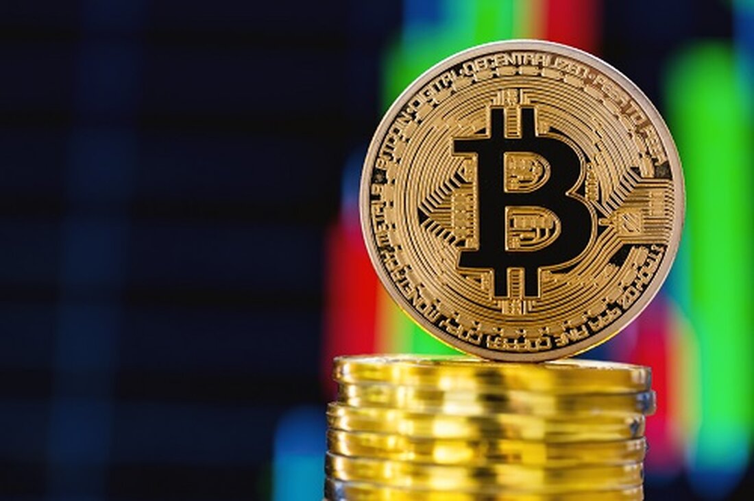 Die nächste Woche wird für BTC von entscheidender Bedeutung sein, sagt Kryptoanalyst Michael van de Poppe. Der Bitcoin-Preis könnte einen neuen Aufwärtstrend erleben, wenn BTC nach einem erfolgreichen erneuten Test des gleitenden 200-Tage-Durchschnitts ausbrechen kann. Sollte es BTC jedoch nicht gelingen, dieses Niveau zu durchbrechen, könnte es auf frühere Tiefststände fallen, wobei das Hauptziel bei 25.000 US-Dollar oder weniger liegt. Der Preis von Bitcoin hat Mühe, die Unterstützung oberhalb der 28.000-Dollar-Marke zurückzugewinnen, und sieht sich derzeit einem erneuten Abwärtsdruck knapp über der 27.000-Dollar-Marke ausgesetzt. Während der Preis auf einen erfolgreichen erneuten Test und eine Erholung von einem wichtigen technischen Niveau …