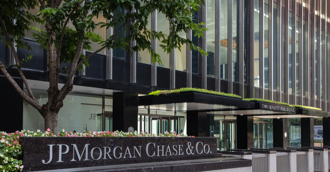Jamie Dimon, CEO von JPMorgan, nannte Bitcoin ein „Ponzi-System“. Dimons Kritik kommt trotz der Beteiligung von JPMorgan an Bitcoin-ETFs. Die jüngste Preisvolatilität von Bitcoin unterstreicht die anhaltenden Debatten auf dem Kryptowährungsmarkt. Jamie Dimon, CEO von JPMorgan Chase, hat in einem Interview erneut seine Skepsis gegenüber Bitcoin (BTC) zum Ausdruck gebracht und es als „Ponzi-System“ bezeichnet Interview auf Bloomberg TV. Während seines Interviews wiederholte Dimon seine langjährige Kritik an Bitcoin und erklärte, dass es ihm als Geldform an Nutzen und Legitimität mangele. Er beschrieb Bitcoin und ähnliche Kryptowährungen als „als Währungen einfach nicht funktionsfähig“ und betonte seine Überzeugung, dass es sich …
