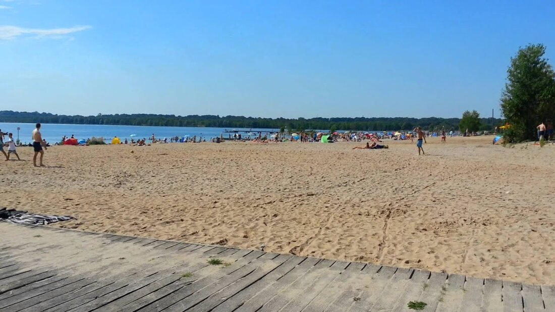 Der 1 Kilometer lange Nordstrand des Cospudener Sees ist der Strand von Leipzig. Der Sandstrand ist mit dem Fahrrad in ca. 35 Minuten vom Zentrum Leipzigs zu erreichen. Im Jahr 2016 ist der Parkplatz in der Brückenstraße kostenlos. Nach einem 15-minütigen Spaziergang erreichen Sie den Strand vom Parkplatz aus. Alternativ fährt der Bus 65 von Grünau und Markkleeberg zum Nordstrand. Youtube-Link