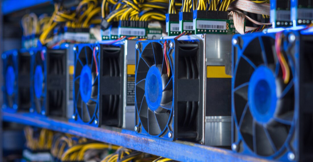 In dem Schreiben wird der Gouverneur aufgefordert, den beiden ehemaligen Anlagen für fossile Brennstoffe, die Krypto-Mining-Operationen beherbergen sollen, die Titel-V-Luftgenehmigung zu verweigern Ein von einer Reihe von Wirtschafts- und Arbeitsorganisationen unterzeichneter Brief wurde gesendet an die Gouverneurin des Staates New York, Kathy Hochul, mit der Bitte, die Erlaubnis zu verweigern, die alten Kraftwerke der Stadt für fossile Brennstoffe in Krypto-Mining-Betriebe umzuwandeln. Der Antrag kommt Tage, nachdem die Behörden die Möglichkeit in Betracht gezogen haben, die Greenidge Generating Station und die Fortistar North Tonawanda Kraftwerke in Krypto-Mining-Anlagen umzuwandeln. Die zunehmenden Umweltbedenken im Zusammenhang mit dem Krypto-Mining haben die Aufsichtsbehörden gezwungen, ihre …