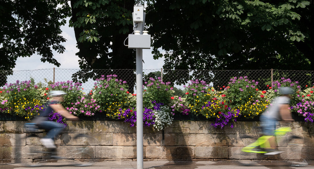 Mit einer Mischung von Maßnahmen ist es dem Land und der Stadt Heilbronn gelungen, die Stickstoffdioxidbelastung in Heilbronn ohne Verkehrsverbote zu reduzieren. Die Grenzwerte wurden im Jahr 2020 allgemein und sicher eingehalten. Land und Stadt Heilbronn arbeiten zusammen, um die Luftqualität in Heilbronn zu verbessern. Das ist mit dem zweite Aktualisierung des Luftreinhalteplans für Heilbronn (PDF), die der Stuttgarter Regionalrat im Sommer 2020 veröffentlichte, war erfolgreich. Die Grenzwerte für den Luftschadstoff Stickstoffdioxid werden 2020 allgemein und sicher eingehalten – am am stärksten verschmutzten Punkt der Stadt, der Weinsberger Straße, liegt der Jahresmittelwert bei 32 Mikrogramm pro Kubikmeter (µg / m³) …