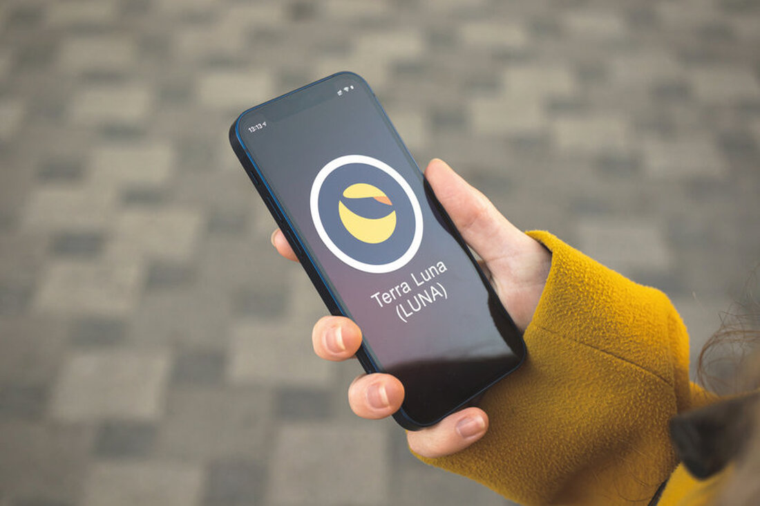 Der Real Vision Hive Mind Bot ist beliebt, weil er die kombinierten Top-20-Krypto-Assets um mehr als 20 % übertrifft LUNA von Terra eroberte den Spitzenplatz als am stärksten gewichtetes digitales Asset zurück Der Hive Mind-Bot von Real Vision, der dafür berüchtigt ist, die Top-Krypto-Assets auf den Märkten zu übertreffen, hat die Portfoliobewertung für die Woche veröffentlicht und findet Terra als das am stärksten gewichtete digitale Asset. Der Real Vision Bot führt Umfragen unter Händlern durch, um kryptobezogene Daten zu verstehen, die er verwendet, um eine algorithmische Portfoliobewertung auf der Grundlage von Hive Mind zu erstellen. Letzteres ist ein Konsens, der …