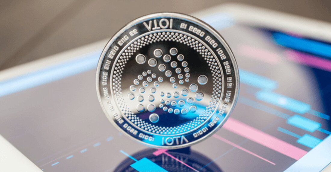 Der IOTA-Preis ist in den letzten 24 Stunden um 4 % gefallen und wird nahe 0,30 $ gehandelt. Das IOTA-Team hat eine wichtige Partnerschaft in Singapur angekündigt. Wird der Preis jedoch steigen oder weiter sinken? Der Preis von IOTA ist in den letzten 24 Stunden um 5 % gefallen und liegt nahe einem wichtigen Unterstützungsniveau. Der Ausrutscher hat nun wöchentliche Gewinne auf nur noch 2 % reduziert, während der Altcoin im monatlichen Zeitrahmen rot geworden ist. Der IOTA-Token wird bei 0,31 US-Dollar gehandelt und liegt damit unter dem jüngsten Höchststand von 0,41 US-Dollar. Diese Kryptowährung ist auch eine der Kryptowährungen …