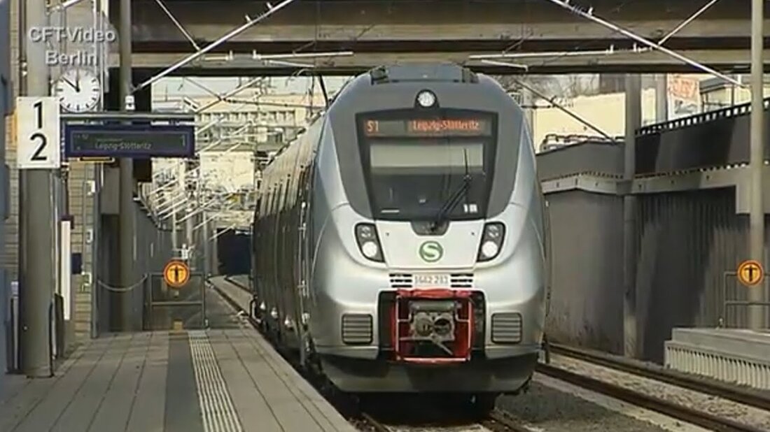 Von 2003 bis 2013 dauerte es 10 Jahre, bis ein zweigleisiger Eisenbahntunnel unter der Leipziger Innenstadt verlief. Das Gebäude wird von der mitteldeutschen S-Bahn und einigen Fernzügen genutzt. Wir haben einige Bilder während des Baus und nach der Inbetriebnahme geschossen. Viel Spaß beim Zuschauen. Hier zum Verkehr in Leipzig: https://www.ekshop.de/dvd-cd/dvd/nahverkehr-dvd/DVD-Tatra-Strassenbahnen-fuer-den-Ostblock.html?listtype=search&searchparam=Tatra. Youtube-Link