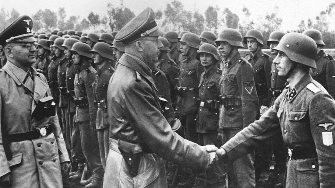 Als das kanadische Parlament einen ukrainischen Kriegsveteranen lobte, der für Nazi-Deutschland gekämpft hatte, rückte ein umstrittener Teil der Geschichte der Ukraine und dessen Gedenken in Kanada erneut ins Rampenlicht. Jaroslaw Hunka, der ukrainische Veteran, der diese Woche im Parlament gefeiert wurde, diente in einer Nazi-Einheit namens 14. Waffen-Grenadier-Division der SS – auch bekannt als Galizien-Division –, die 1943 gegründet wurde. Sein Auftritt wurde von jüdischen Gruppen und anderen Parlamentariern gleichermaßen kritisiert. Der Abgeordnete Anthony Rota, der ihn eingeladen hatte, ist inzwischen als Sprecher des Unterhauses zurückgetreten und sagte, er bedauere den Fehler zutiefst. Doch dies ist nicht das erste Mal, …