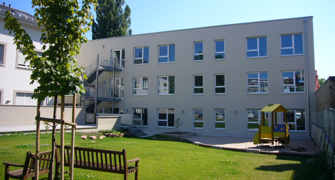 Der Neubau der landesweit einzigartigen interreligiösen Kindertagesstätte Irenicus in Pforzheim wurde mit Hilfe der Stadtentwicklungsfinanzierung erfolgreich abgeschlossen. Das Bildungsangebot für Kinder verschiedener Religionen trägt zur Integration und zum sozialen Zusammenhalt im Stadterneuerungsgebiet bei. Der Neubau der landesweit einzigartigen interreligiösen Kindertagesstätte Irenicus in Pforzheim für rund 100 Kinder wurde mit Hilfe der Stadtentwicklungsfinanzierung erfolgreich abgeschlossen. Mit rund 525.000 Euro – davon rund 437.000 Euro der Bundesregierung – genehmigte das Ministerium für Wirtschaft, Arbeit und Wohnen den Bau im Rahmen des Investitionspakt für die soziale Integration im Bezirk gefördert. Die Kindertagesstätte befindet sich in Stadterneuerungsgebiet „Kaiser-Friedrich-Straße“ in Pforzheim, die vom Wirtschaftsministerium mit …