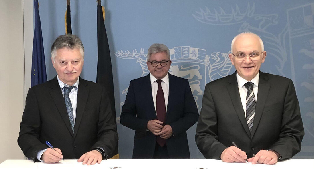Der Opferombudsmann der Landesregierung und der Opferhilfeverband WEISSER RING haben eine Kooperationsvereinbarung geschlossen. Der Ombudsmann für Opfer und die Organisation zur Unterstützung von Opfern mit dem dichtesten Netzwerk von Zweigstellen werden in Zukunft eng zusammenarbeiten. In Anwesenheit des Justizministers Guido Wolf der Opferkommissar der Landesregierung Baden-Württemberg, Generalstaatsanwalt a. D. D. Dr. Uwe Schlosserund für die WEISSER RING in Baden-Württemberg sein Staatsvorsitzender, Polizeichef a. D. Hartmut Grasmück schloss eine Kooperationsvereinbarung. Im Interesse der bestmöglichen Hilfe für Opfer von Straftaten und zur kontinuierlichen Verbesserung der Strukturen der Opferhilfe in Baden-Württemberg werden beide Kooperationspartner künftig eng zusammenarbeiten. Darüber hinaus verpflichten sich die Partner, …