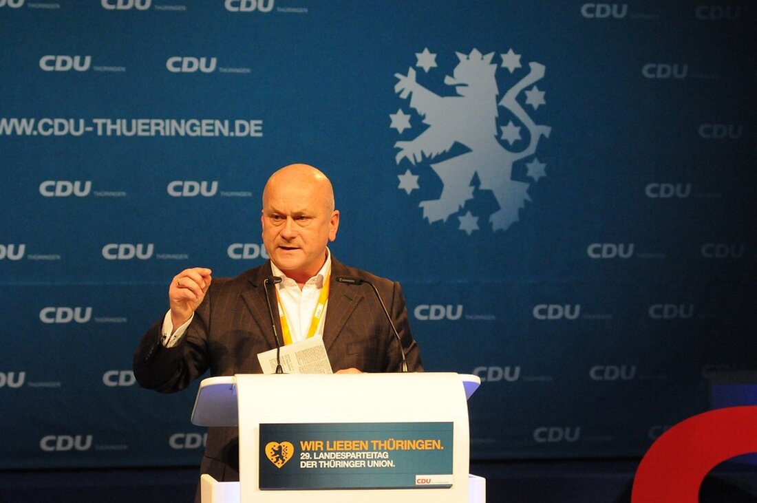 Wissenslücken sind unvermeidlich Der Parteitag der Linken liegt gerade erst eine Woche zurück. Dabei ging es vor allem um ein Thema: Auslandseinsätze der Bundeswehr. Und es war die neue Vorsitzende Susanne Hennig-Wellsow, die die Debatte anstieß, indem sie Blauhelmeinsätze unter dem Dach der Vereinten Nationen für machbar erklärte. In einem Interview wirkt dieselbe Hennig-Wellsow nun frappierend kenntnislos, als sie die schlichte Frage beantworten soll, was genau die Bundeswehr derzeit im Ausland eigentlich tut – und wo. Das ist keine Petitesse. Sicher, die 43-Jährige ist soeben erst von Erfurt nach Berlin gewechselt. In Thüringens Landeshauptstadt geht es beschaulich zu, bisweilen provinziell. …