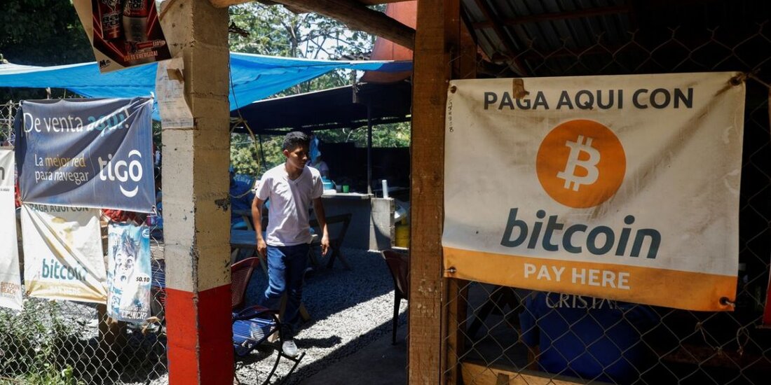 Ein Restaurant in Chiltiupan, El Salvador, das Bitcoin akzeptiert. Mit freundlicher Genehmigung von Reuters El Salvador wird bald mit der Entwicklung des Bitcoin Beach beginnen, um ihn zu einem globalen Surf- und Touristenziel zu machen. In Bitcoin Beach haben die Bitcoin-Initiativen des Landes ihren Ursprung und sind trotz vieler Vorwürfe weiter gewachsen. Der Surf-Hotspot El Zonte in El Salvador, wo der Bitcoin-Traum geboren wurde, wird nun der erste Wellenpark in ganz Mittelamerika. Das Land wird bald mit dem Bau des Parks beginnen, der im Volksmund als „Bitcoin Beach“ bekannt ist, um mehr Surfer in seine Gewässer zu bringen. Das Bitcoin …