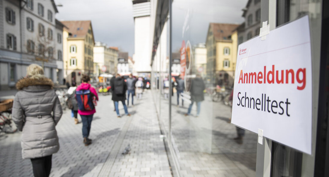 Angesichts der zunehmenden Zahl neuer Koronainfektionen sind weitere Eröffnungen im Rahmen von Modellprojekten derzeit nicht angebracht. Das Ministerium für Soziales und Integration hat relevante Projektanträge vorerst verschoben. Das Ministerium für Soziales und Integration wird vorerst die Prüfung von Anträgen und Interessenbekundungen für andere Modellprojekte verschieben, bei denen die Eröffnungsschritte unter anderem anhand eines Testkonzepts geprüft werden sollen. Dies wurde vom Gesundheitsminister angekündigt Manne Lucha Mit. Hintergrund für diese Entscheidung ist die aktuelle Entwicklung der Anzahl der Koronafälle im Land. Nachdem die Zahlen von Weihnachten bis Mitte Februar gesunken sind, ist ein kontinuierlicher Anstieg der Anzahl der gemeldeten Neuinfektionen und der …