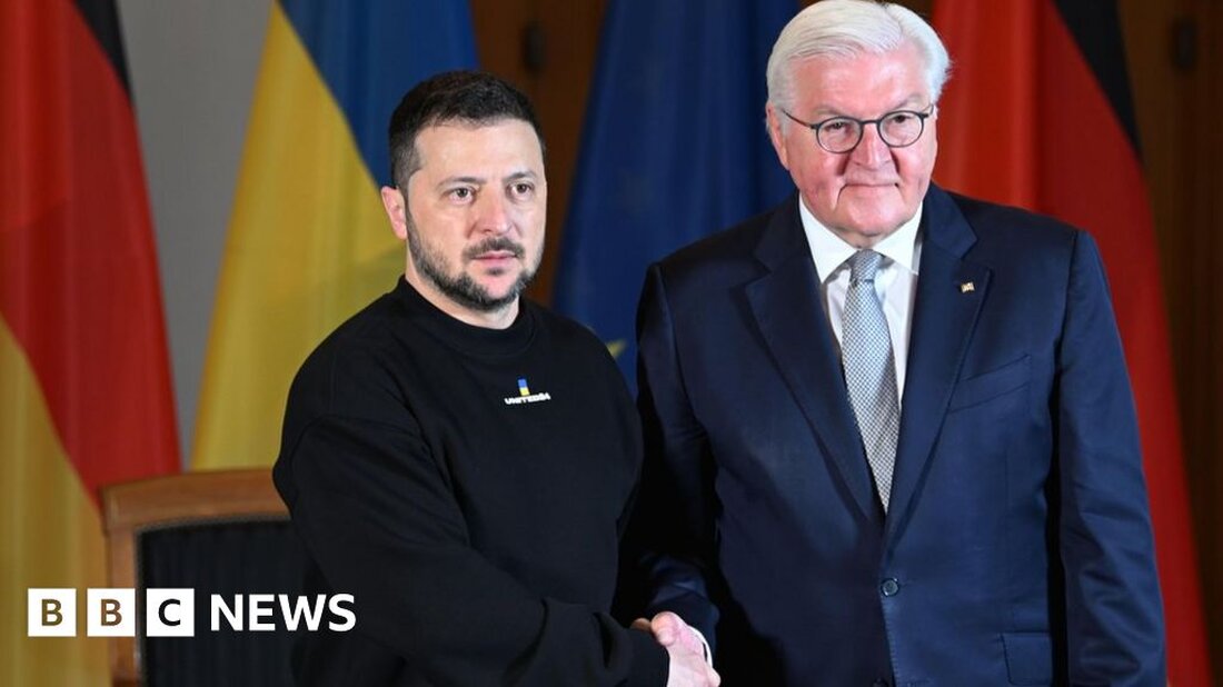 Der Ukrainer Wolodymyr Selenskyj ist in Berlin zu Gesprächen mit Bundeskanzler Olaf Scholz und Präsident Frank-Walter Steinmeier, seinem ersten Besuch in Deutschland seit der Invasion Russlands. Die Reise findet einen Tag nach der Ankündigung Deutschlands statt, Waffen im Wert von rund drei Milliarden Dollar nach Kiew zu liefern. Später am Sonntag wird Präsident Selenskyj eine prestigeträchtige Auszeichnung verliehen: der Karlspreis. Der Preis würdigt diejenigen, die sich am meisten für die europäische Einheit einsetzen. Zu den früheren Gewinnern zählen Winston Churchill, Papst Franziskus und Bill Clinton. In Deutschland angekommen twitterte Selenskyj: „Bereits in Berlin. Waffen. Kraftvolles Paket. Luftverteidigung. Wiederaufbau. EU. NATO. …