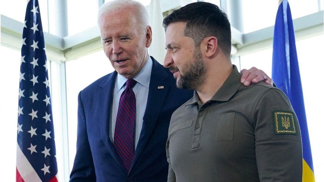 US-Medien berichten, dass der ukrainische Präsident Wolodymyr Selenskyj bei seinem Besuch in den USA nächste Woche im Weißen Haus mit US-Präsident Joe Biden zusammentreffen wird. Beide Staats- und Regierungschefs werden in dieser Woche auch an der Sitzung der Generalversammlung der Vereinten Nationen in New York teilnehmen, berichtet CBS News, der US-Partner der BBC. Andere US-Medien berichten, dass er auch das Kapitol besuchen wird, um sich für mehr US-Hilfe zur Bekämpfung der russischen Invasion einzusetzen. Die USA stellen Waffen und Hilfe in Milliardenhöhe zur Verfügung, um das Militär der Ukraine zu finanzieren. US-Außenminister Antony Blinken besuchte letzte Woche die Ukraine, um …