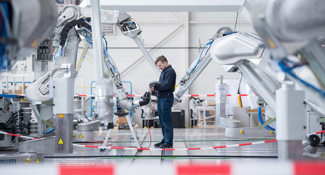 Mit Mitteln aus der Reserve „Zukunftsland BW – Stärker aus der Krise: Invest BW“ unterstützt der Staat das „KI-Fortschrittszentrum für Lernsysteme im Cyber Valley“. Unter anderem wird ein neuer Forschungsschwerpunkt „Cognitive Robotics“ eröffnet. Mit rund 14 Millionen Euro aus der Reserve „Zukunftsland BW – Stärker aus der Krise: Invest BW“ Das Ministerium für Wirtschaft, Arbeit und Wohnen fördert den Ausbau der „AI Progress Center Lernsysteme im Cyber Valley“ für weitere Angebote sowie einen neuen Forschungsschwerpunkt „Cognitive Robotics“. Das Fraunhofer-Gesellschaft stellt weitere 9 Millionen Euro für die Erweiterung bis 2024 bereit. „Die Kombination von künstlicher Intelligenz und Robotik eröffnet der baden-württembergischen …