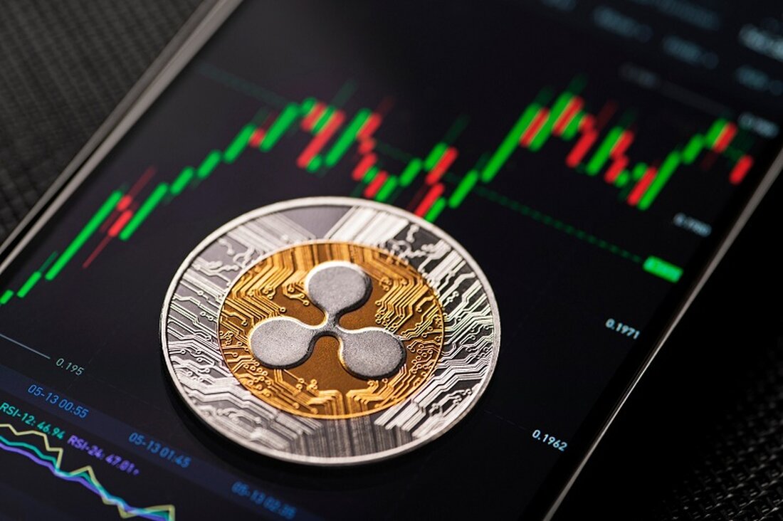 Der Rechtsstreit zwischen SEC und Ripple zieht sich nun schon seit Jahren hin. Es wird erwartet, dass die endgültige Entscheidung in diesem Fall erhebliche Auswirkungen auf den gesamten Kryptoraum haben wird. Ripple plant, Hinmans Rededokument zu nutzen, um zu zeigen, dass die SEC voreingenommen ist. Der Preis von Ripples nativem Token XRP ist in den letzten 24 Stunden im Trend, nachdem eine US-Bezirksrichterin Analisa Torres gegen den Antrag der SEC entschieden hat, Hinmans Rededokumente zu versiegeln. Das Urteil fällt Monate, nachdem eine andere Richterin, Sarah Netburn, die Aufsichtsbehörde angewiesen hat, Hinmans Rededokumente an Ripple zu übergeben. Zum Zeitpunkt der Drucklegung …