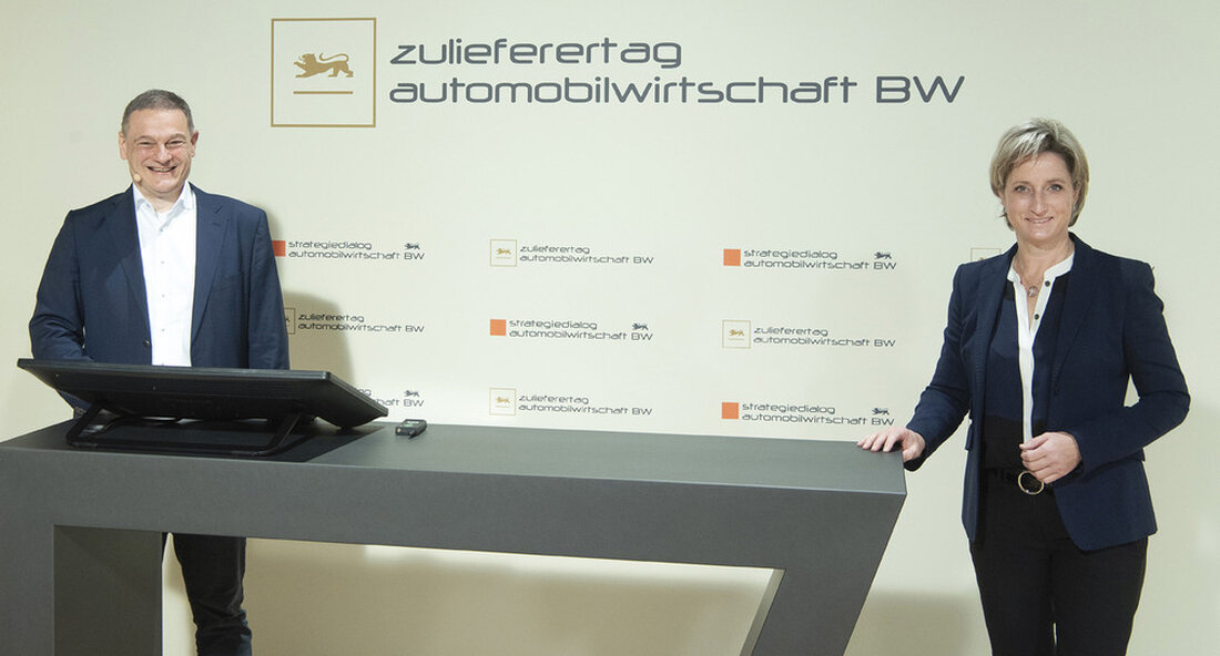 Der Zulieferertag der Automobilindustrie BW 2020 konzentrierte sich auf die Folgen der Koronapandemie und die konkrete Unterstützung der Zulieferunternehmen in der Krise. Wirtschaftsministerin Nicole Hoffmeister-Kraut betonte, dass zielgerichtete Strategien zur Transformation der Automobilindustrie erforderlich sind. Das Thema der Koronapandemie bestimmte nicht nur inhaltlich, sondern auch organisatorisch die diesjährige Veranstaltung Tag der Zulieferer der Automobilindustrie. Anstatt heute, am 5. November 2020, im Neckar-Forum Esslingen zu leben, verfolgten rund 500 Teilnehmer die Eröffnungsrede des Wirtschaftsministers per Livestream Dr. Nicole Hoffmeister-KrautDies fasste die Stimmung in der Branche zusammen: „Riesige Investitionen in neue Technologien, sinkende Gewinne und die Bewältigung der Koronakrise führen dazu, dass …