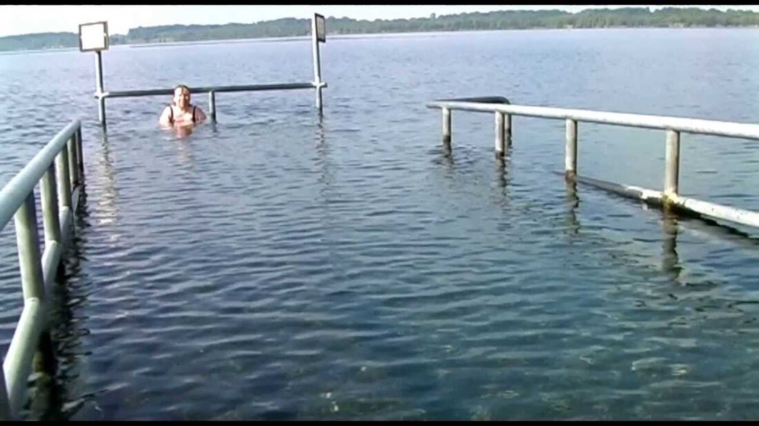 Der barrierefreie Badesteg befindet sich am Nordstrand des Cospudener Sees. Rollstuhlfahrer können dort mit einem Baderollstuhl im See schwimmen. Die genaue Position des Stegs finden Sie hier: http://goo.gl/maps/V62AH Weitere Informationen: https://behängverband-leipzig.de/. Youtube-Link