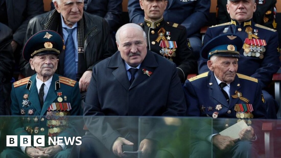 Der belarussische Staatschef Alexander Lukaschenko hat eine große Staatsfeier verpasst, was Spekulationen über die Gesundheit weiter anheizt. Der autokratische Präsident, 68, spricht normalerweise öffentlich bei der jährlichen Veranstaltung zum Tag der Nationalflagge, des Emblems und der Nationalhymne, aber sein Premierminister verlas am Sonntag eine Botschaft in seinem Namen. Letzte Woche verließ Herr Lukaschenko Moskau kurz nach der Siegesparade und ließ das Mittagessen mit Präsident Wladimir Putin aus. Herr Lukaschenko sah sichtlich müde aus und seine rechte Hand war verbunden. Zuletzt wurde er bei der öffentlichen Blumenniederlegung in der Hauptstadt Minsk während der Feierlichkeiten zum Tag des Sieges in Weißrussland am …