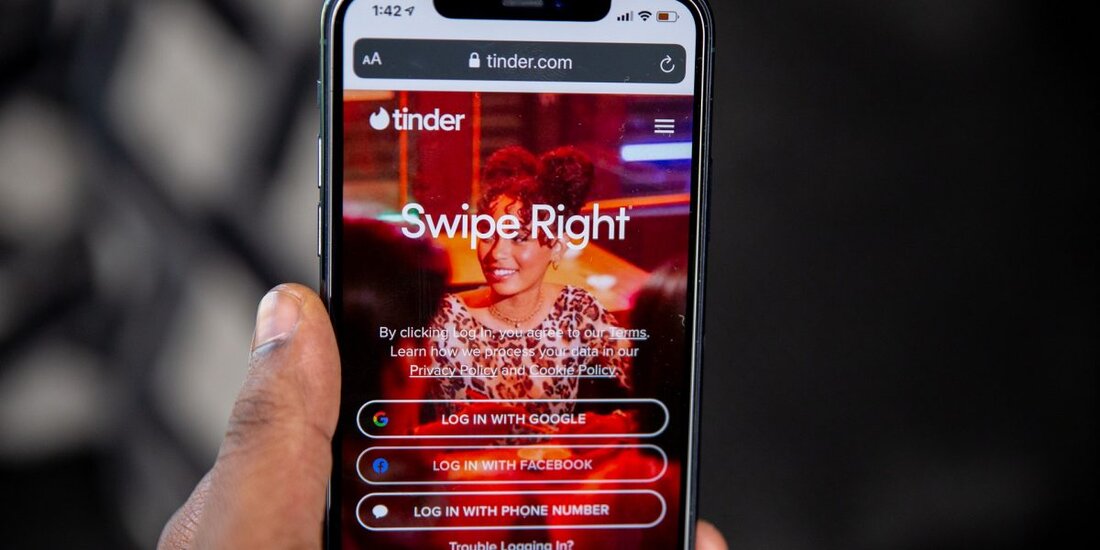 Shimon Hayut, alias Simon Leviev, hat in einem Interview gesagt, dass er nicht der mittlerweile berühmte „Tinder Swindler“ ist, wie er in einer Netflix-Dokumentation gezeigt wird. Er behauptet, durch die Investition in Bitcoin im Jahr 2011 reich geworden zu sein, damals, als es weniger als 30 Dollar wert war. Ein israelischer Mann hat sich jetzt in Schwierigkeiten wiedergefunden, nachdem er als „Der Tinder-Betrüger“ von einer gleichnamigen Netflix-Dokumentation. Simon Leviev, der mit bürgerlichem Namen Shimon Hayut heißt, sagte nun, die Kreation sei nichts anderes als ein rufschädigendes Schema. In der Dokumentation soll Leviev mit mindestens drei Frauen, die er auf Tinder …
