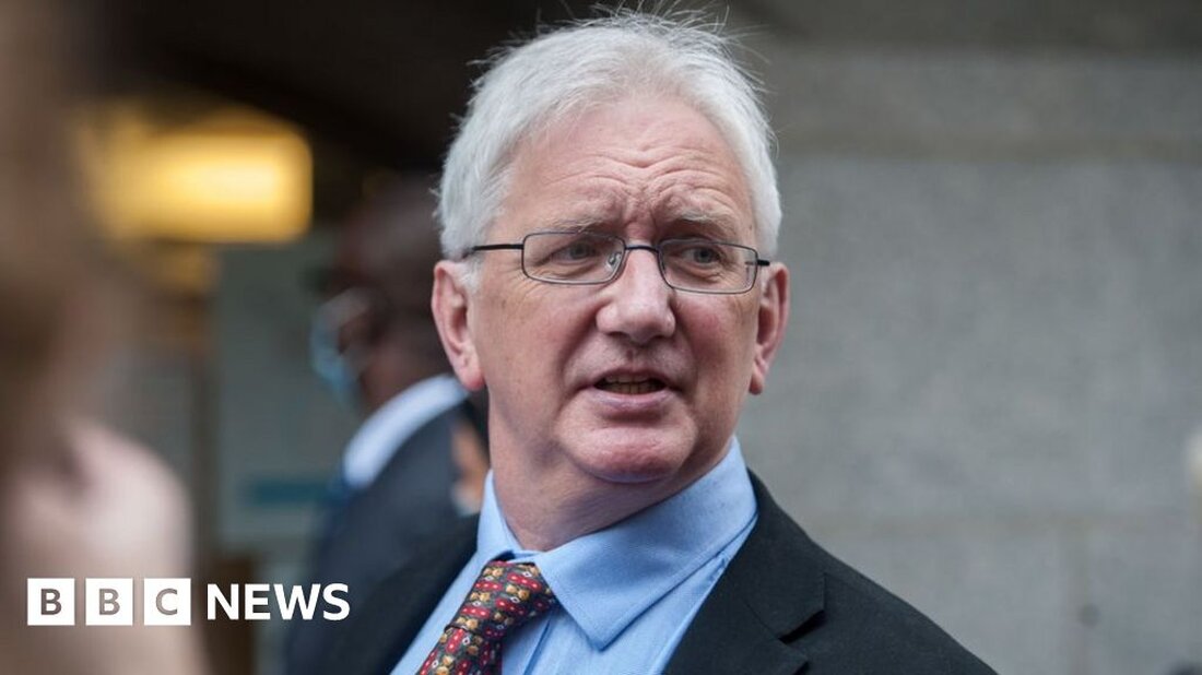 Ein ehemaliger Diplomat hat behauptet, gestohlene E-Mails eines SNP-Abgeordneten erhalten zu haben. Craig Murray sagte, er habe die E-Mails von Stewart McDonald’s gesichert, nachdem er eine Reihe von Nachforschungen angestellt hatte, aber nicht an dem ersten Hack beteiligt war. Herr Murray hat nun geschworen, Material zu veröffentlichen, das er für nicht persönlich und im öffentlichen Interesse hält. BBC Scotland hat Herrn McDonald und die SNP um einen Kommentar gebeten. Police Scotland sagte, sie habe einen Bericht erhalten und bewerte ihn. In einem Blogbeitrag am Freitag behauptete Herr Murray – der ein langjähriger Kritiker der SNP-Führung ist – auch, dass der …