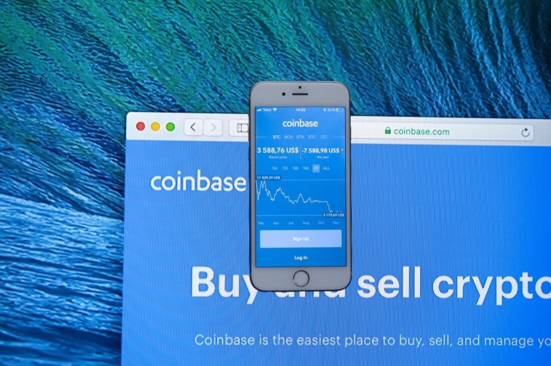 Coinbase hat einen neuen Abonnementdienst namens Coinbase One eingeführt. Der Service bietet Mitgliedern neben anderen Vorteilen Zugang zu Handelsgebühren von 0 US-Dollar. Es wird erwartet, dass Coinbase One in naher Zukunft in 35 Ländern eingeführt wird. Nachdem Coinbase sich seit 2021 in der Betaphase befindet, hat es offiziell seinen gebührenfreien Abonnementdienst namens Coinbase One eröffnet. Der Dienst wurde auch außerhalb der USA auf Länder wie das Vereinigte Königreich, Deutschland und Irland ausgeweitet. Über Coinbase One haben Kunden die Möglichkeit, 29,99 US-Dollar pro Monat zu zahlen, um von null Handelsgebühren und höheren Einsatzprämien zu profitieren. Kunden können das Abonnement mit ihrem …