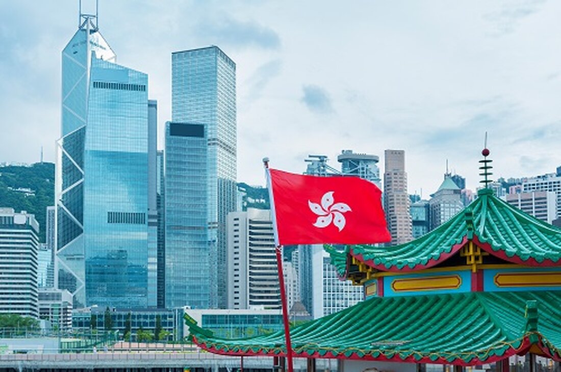 Es gibt Berichte, dass die Hong Kong SFC erwägt, Bitcoin-ETFs im zweiten Quartal 2024 zu genehmigen. VSFG und Value Partners haben die Genehmigung beantragt, einen Spot-Bitcoin-ETF in Hongkong anzubieten. VSFG beabsichtigt, den Spot-BTC-ETF bereits im Mai dieses Jahres auf den Markt zu bringen. Die Finanzlandschaft Hongkongs steht vor einem möglichen Wandel, da Venture Smart Financial Holdings Ltd (VSFG), ein bekanntes Vermögensverwaltungsunternehmen, sich darauf vorbereitet, bereits im Mai einen Spot-Bitcoin-Exchange-Traded-Fonds (ETF) im Land aufzulegen. In Zusammenarbeit mit dem lokalen Unternehmen Value Partners hat VSFG bei der Hong Kong Securities and Futures Commission (SFC) einen Antrag auf Markteinführung dieses innovativen Anlageprodukts eingereicht. …