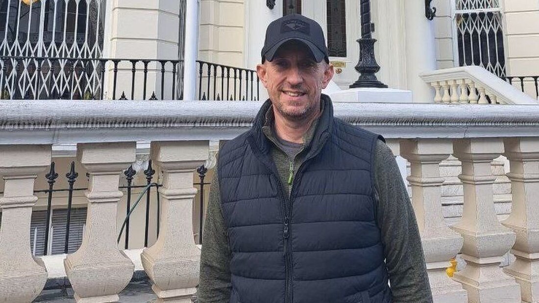 Ein britischer Mann, der einst von von Russland unterstützten Streitkräften festgehalten wurde, erinnert sich an seine Folter und den „Galgenhumor“ seiner Gefangenschaft in der Ostukraine. Shaun Pinner aus Watford wurde letztes Jahr freigelassen und hat ein Buch über seine Erfahrungen veröffentlicht. Herr Pinner sagte, die Kämpfe mit den ukrainischen Marines in seiner Wahlheimat Mariupol seien „am intensivsten“ gewesen. „60 % meines Hochzeitsfotos – die Jungs sind entweder tot oder gefangen“, sagte er. Als russische Streitkräfte letztes Jahr in die Ukraine einmarschierten, verbüßte Herr Pinner die letzten sechs Monate eines Dreijahresvertrags mit ukrainischen Streitkräften. Der 49-Jährige, der zuvor in der britischen …