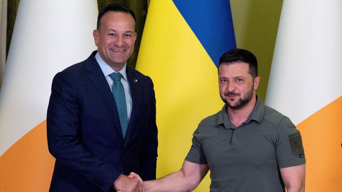 Der irische Premierminister verspricht der Ukraine während seines Besuchs Unterstützung Auf einen Blick 19. Juli 2023, 14:51 BST Vor 44 Minuten aktualisiert Der Taoiseach (irische Premierminister) Leo Varadkar hat Präsident Selenskyj in der Ukraine während eines unangekündigten Besuchs in dem vom Krieg zerrütteten Land getroffen. Während der Reise versprach Herr Varadkar der Ukraine mehr Unterstützung und kündigte an, dass Irland weitere 5 Millionen Euro (4,3 Millionen Pfund) an humanitärer Hilfe spenden werde. Er sagte, „demokratisch gewählte Regierungen sollten im 21. Jahrhundert nicht durch ausländische Invasionen gestürzt werden“. Herr Varadkar traf auch Familienangehörige von Menschen, die im Krieg getötet worden waren. …